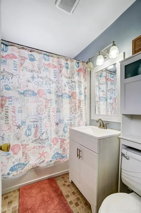 Bath - 460 Elberon Ave, Cincinnati, OH 45205 photo 2 of 2