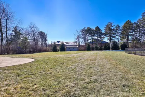 Exterior - 7963 Kugler Mill Rd, Cincinnati, OH 45243 photo 7 of 12