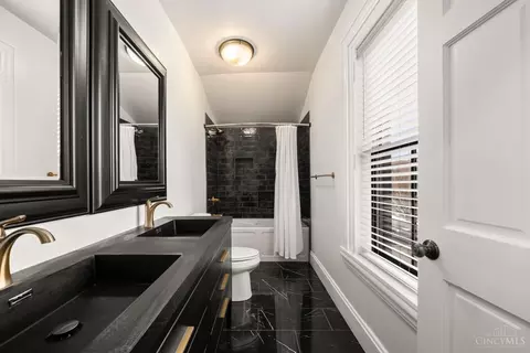 Bath - 1828 Republic St, Cincinnati, OH 45202 photo 6 of 7