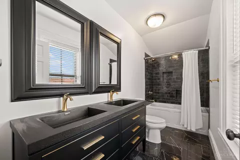 Bath - 1828 Republic St, Cincinnati, OH 45202 photo 7 of 7