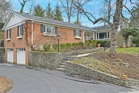 4 Walsh Ln, Cincinnati, OH 45208