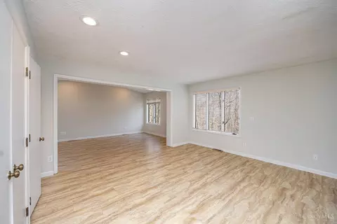 Living - 7 Legend Ct, Cincinnati, OH 45244 photo 5 of 6