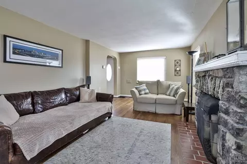 Living - 3302 Glenhurst Pl, Cincinnati, OH 45209 photo 3 of 4