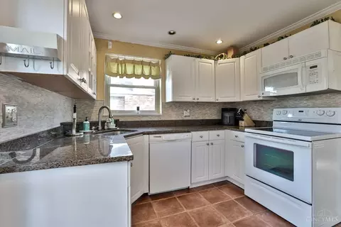 Kitchen - 3302 Glenhurst Pl, Cincinnati, OH 45209 photo 2 of 2