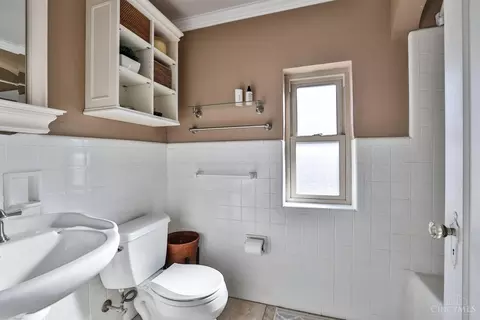 Bath - 3302 Glenhurst Pl, Cincinnati, OH 45209 photo 1 of 1