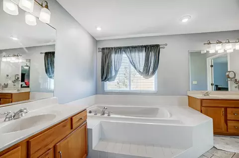 Bath - 815 Dorgene Ln, Cincinnati, OH 45244 photo 3 of 9
