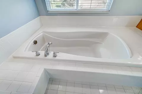 Bath - 815 Dorgene Ln, Cincinnati, OH 45244 photo 4 of 9