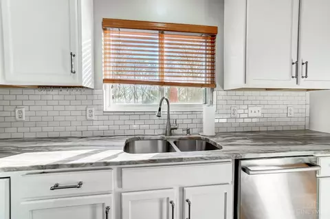 Kitchen - 815 Dorgene Ln, Cincinnati, OH 45244 photo 6 of 8