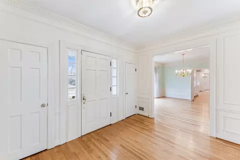 848 Van Nes Dr, Glendale, OH 45246 photo 2