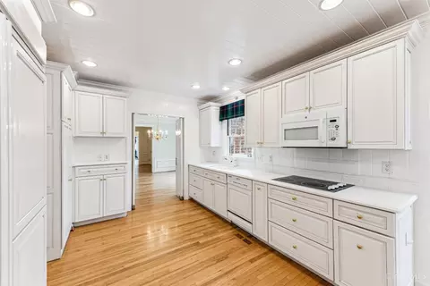 848 Van Nes Dr, Glendale, OH 45246 photo 10