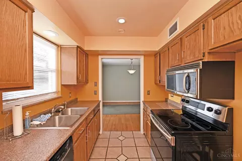 Kitchen - 2127 Adams Rd, Cincinnati, OH 45231 photo 3 of 3