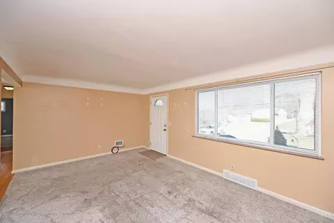 Living - 2127 Adams Rd, Cincinnati, OH 45231 photo 3 of 5