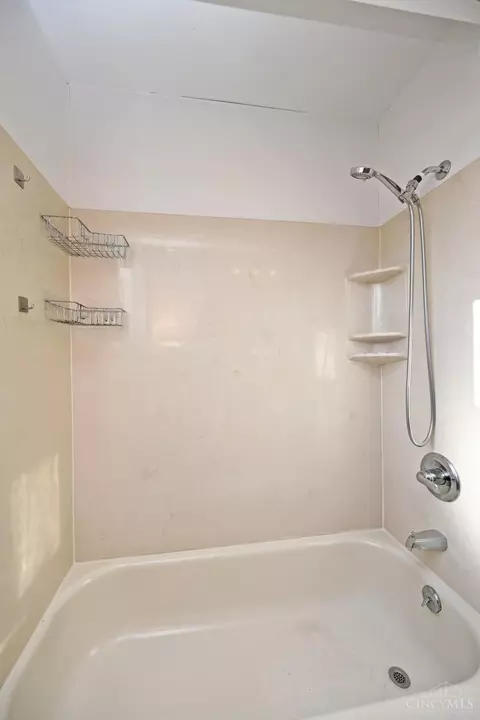 Bath - 2127 Adams Rd, Cincinnati, OH 45231 photo 2 of 3