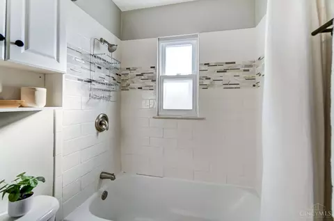 Bath - 174 E Crest Dr, Reading, OH 45215 photo 2 of 4