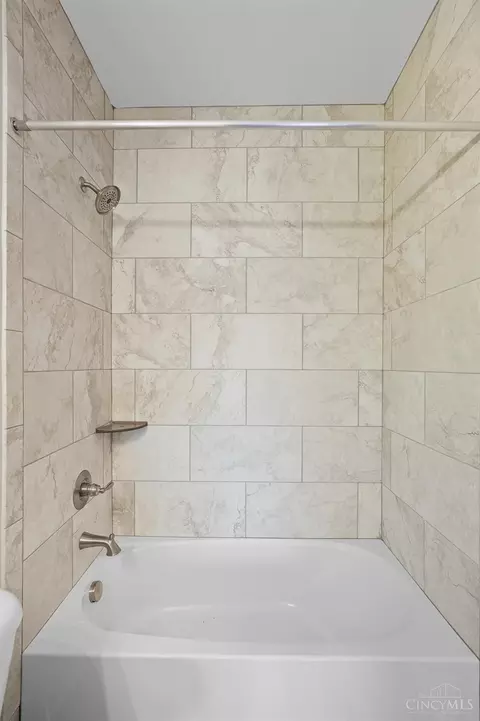 Bath - 3968 Lukas Ln, Hamilton, OH 45013 photo 6 of 11