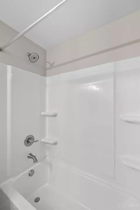Bath - 3968 Lukas Ln, Hamilton, OH 45013 photo 11 of 11