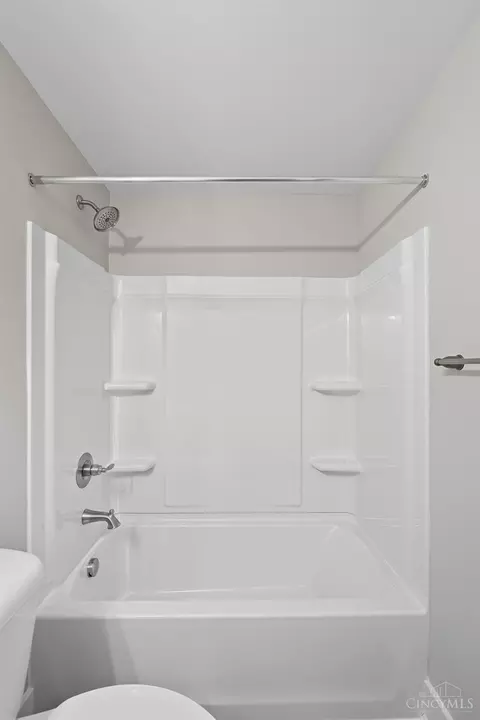 Bath - 3968 Lukas Ln, Hamilton, OH 45013 photo 10 of 11
