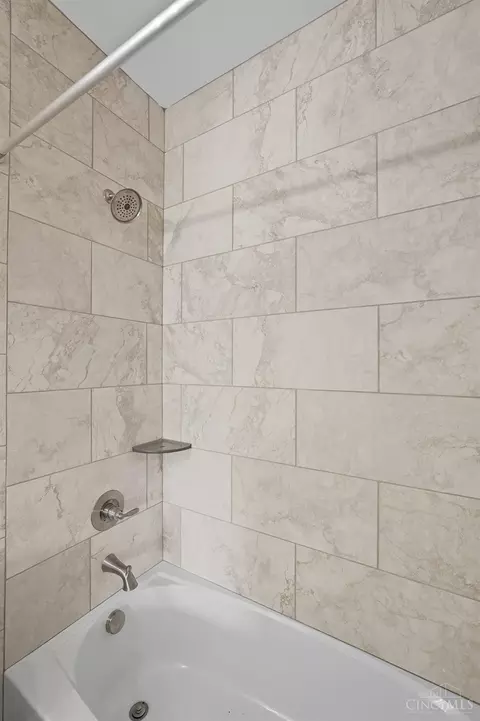Bath - 3968 Lukas Ln, Hamilton, OH 45013 photo 7 of 11