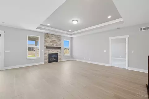 Living - 3968 Lukas Ln, Hamilton, OH 45013 photo 6 of 9