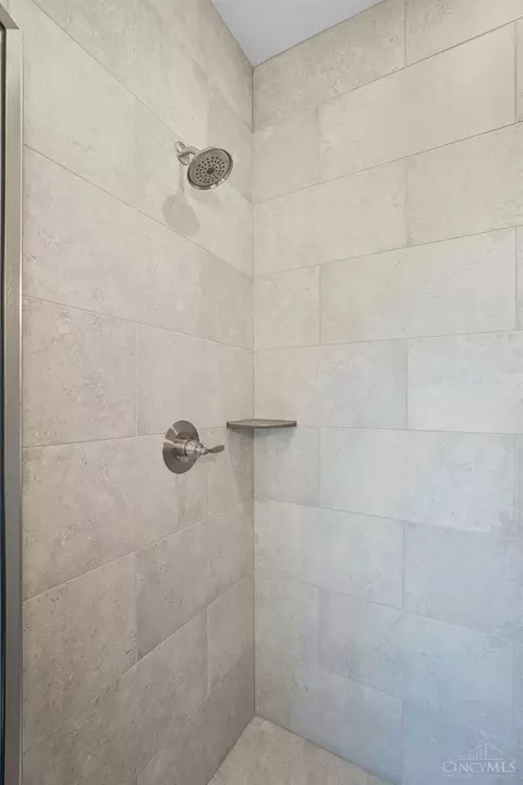 Bath - 3968 Lukas Ln, Hamilton, OH 45013 photo 3 of 11