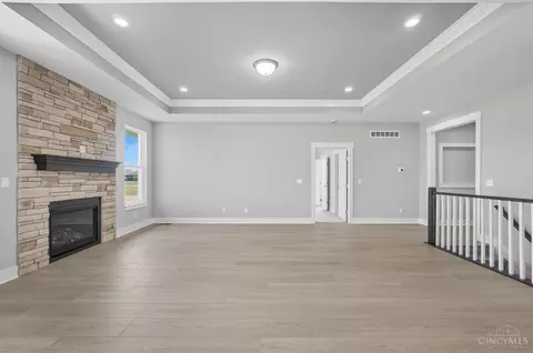 Living - 3968 Lukas Ln, Hamilton, OH 45013 photo 5 of 9