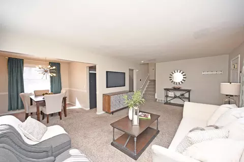Living - 8457 Mockingbird Ln, Cincinnati, OH 45231 photo 2 of 3