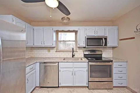 Kitchen - 8457 Mockingbird Ln, Cincinnati, OH 45231 photo 2 of 3