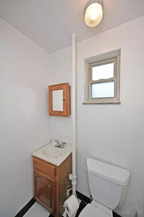 Bath - 8457 Mockingbird Ln, Cincinnati, OH 45231 photo 1 of 2