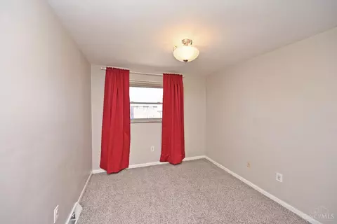 Bedroom - 8457 Mockingbird Ln, Cincinnati, OH 45231 photo 6 of 7