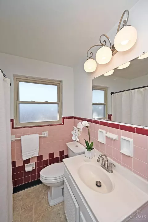 Bath - 8457 Mockingbird Ln, Cincinnati, OH 45231 photo 2 of 2