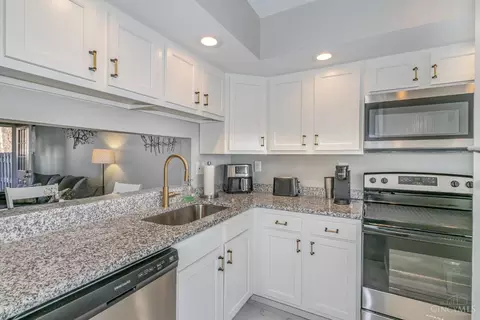 Kitchen - 943 Villa View Ct, Cincinnati, OH 45238 photo 2 of 3