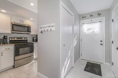 Entry Way - 943 Villa View Ct, Cincinnati, OH 45238 photo 1 of 1