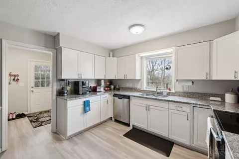 Kitchen - 3645 Hopper Ridge Rd, Cincinnati, OH 45255 photo 2 of 3