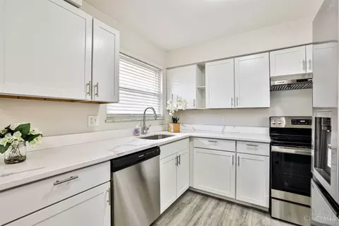 Kitchen - 8559 Sunlight Dr, Cincinnati, OH 45231 photo 2 of 3