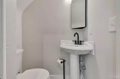Bath - 1620 Pullan Ave, Cincinnati, OH 45223 photo 1 of 2