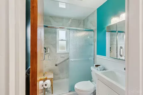 Bath - 3089 Crest Rd, Cincinnati, OH 45251 photo 1 of 3