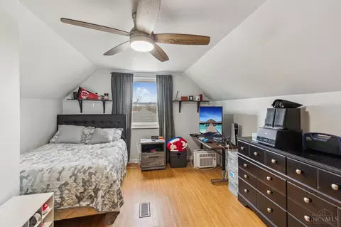 Bedroom - 3089 Crest Rd, Cincinnati, OH 45251 photo 5 of 10