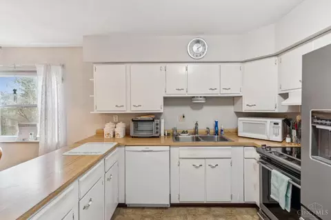 Kitchen - 3089 Crest Rd, Cincinnati, OH 45251 photo 2 of 2