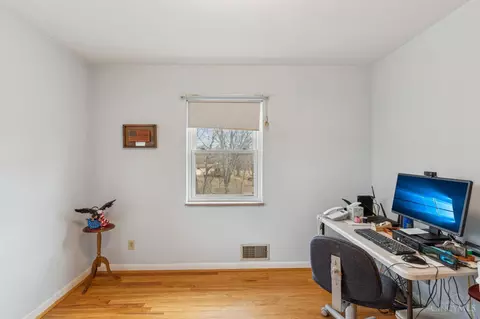 Bedroom - 3089 Crest Rd, Cincinnati, OH 45251 photo 4 of 10