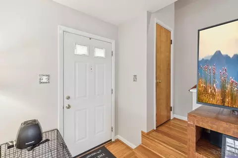 Entry Way - 3089 Crest Rd, Cincinnati, OH 45251 photo 2 of 2
