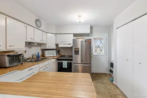 Kitchen - 3089 Crest Rd, Cincinnati, OH 45251 photo 1 of 2