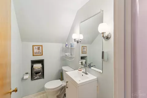 Bath - 3089 Crest Rd, Cincinnati, OH 45251 photo 2 of 3