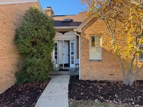 5263 Eaglesnest Dr, Cincinnati, OH 45248