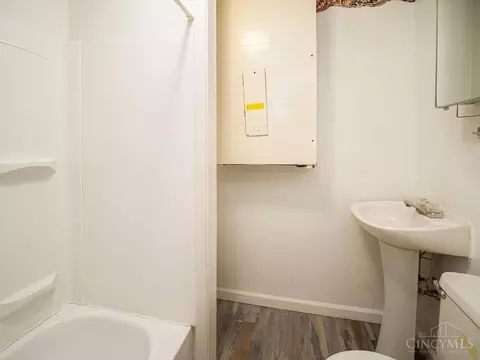 Bath - 2552 Ring Pl, Cincinnati, OH 45204 photo 2 of 2