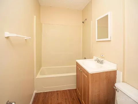 Bath - 2552 Ring Pl, Cincinnati, OH 45204 photo 1 of 2