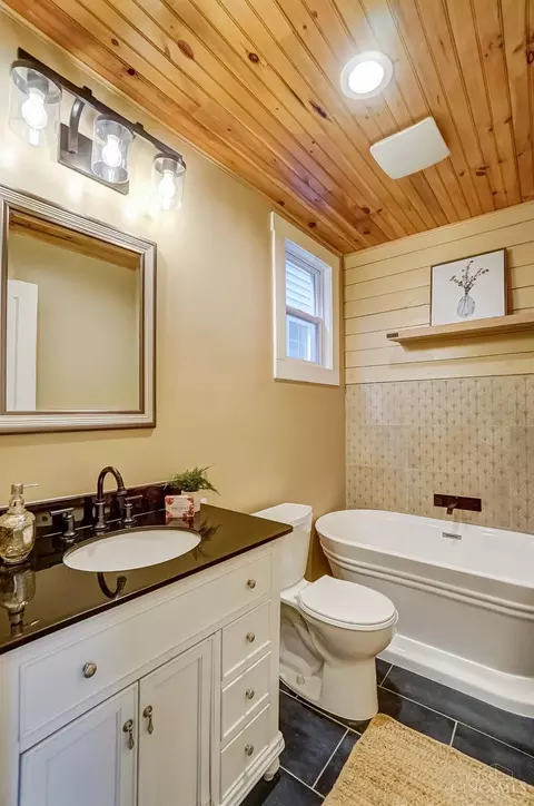 Bath - 2608 Ring Pl, Cincinnati, OH 45204 photo 2 of 8