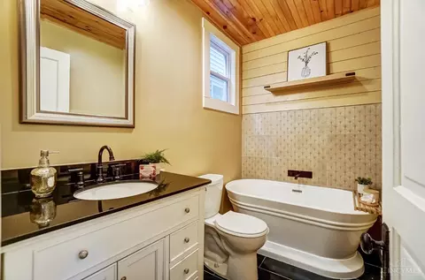 Bath - 2608 Ring Pl, Cincinnati, OH 45204 photo 1 of 8