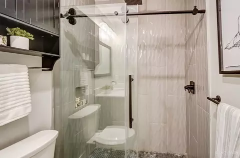Bath - 2608 Ring Pl, Cincinnati, OH 45204 photo 7 of 8