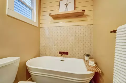 Bath - 2608 Ring Pl, Cincinnati, OH 45204 photo 3 of 8