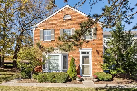 28 Twin Lakes Dr, Fairfield, OH 45014